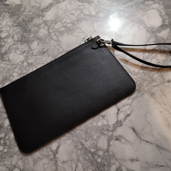 SOLD Neverfull Pouch with Inclusions- Epi Noir - Picture 9 of 16